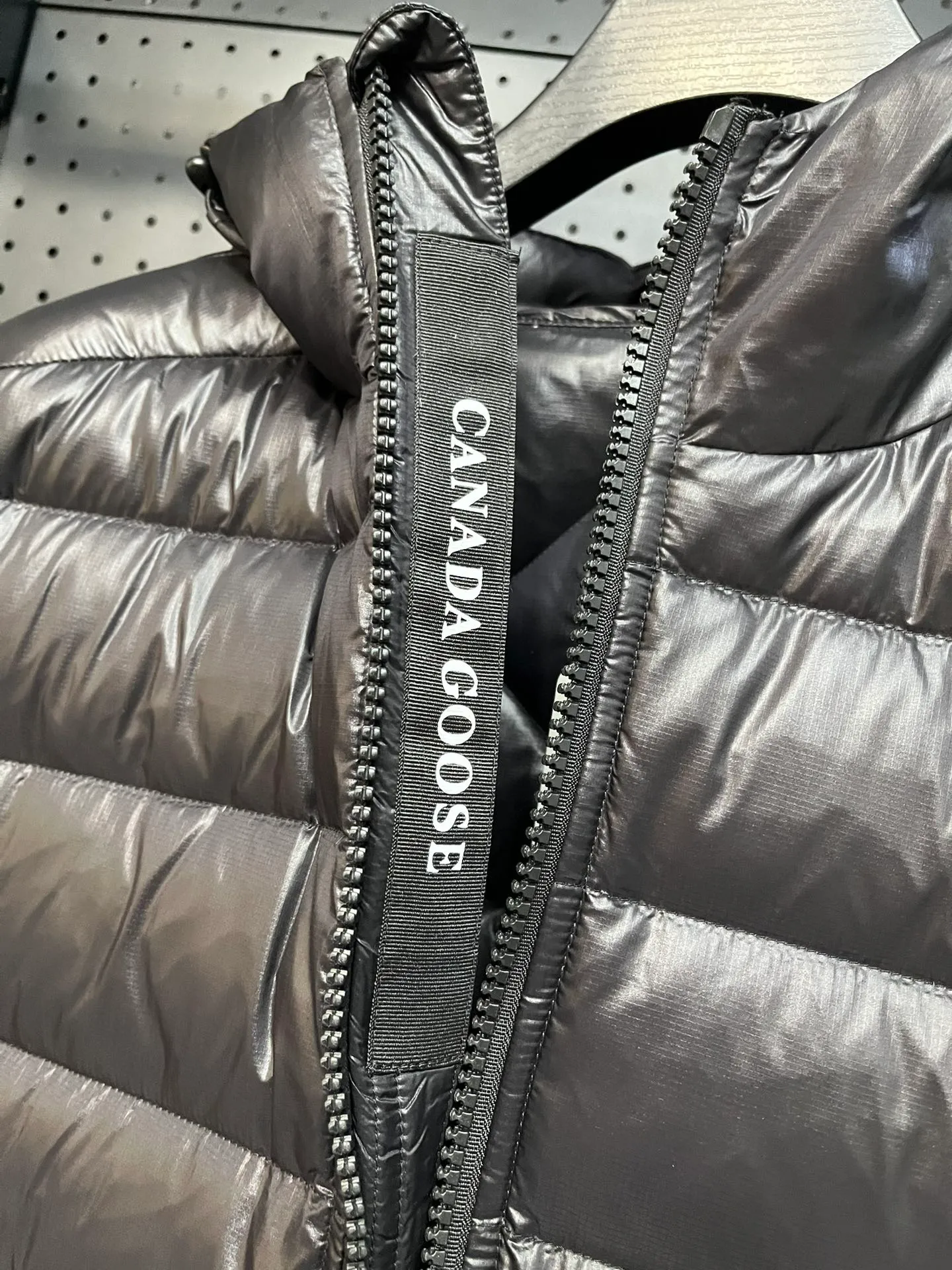 P860 Top 🔥purchase version 𝘾𝘼𝙉𝘼𝘿𝘼 𝙂𝙊𝙊𝙎𝙀/Canada Goose 2227 thin and light model. It’s super lightweight and doesn’t feel any weight on your upper body at all! Show more temperament‼  Canada Goose, a Canadian brand, has always been recognized as the warmest down jacket. Various Instagram celebrities, Internet celebrities, and celebrities often wear it for street photos. I make Canada Goose every year, but I still can’t get rid of my love for the goose. No matter how cold the winter is, there is no need to be afraid. Canada Goose is the legendary warmest down jacket and is known as a must-have for Arctic outdoor sports! The most popular down jacket in the world, celebrities are rushing to buy it, it is a must-have! Size: S-2XL Color: silver gray (red label) silver gray (black label), black (red label), black (black label), dark blue